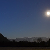 A Karavankák hegyvonulata holdfényben