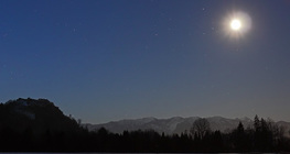 A Karavankák hegyvonulata holdfényben