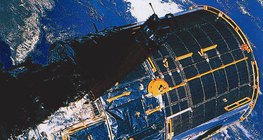 A Hubble űrteleszkóp háttérben a Földdel