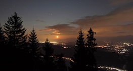 Holdkelte a Karavankák hegyvonulata felett