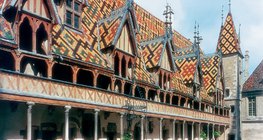 Sa šarenim crijepovima ukrašeni krov (Gotika)