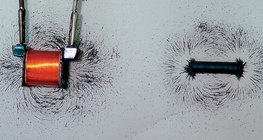 Áram járta tekercs és rúdmágnes mágneses mezője