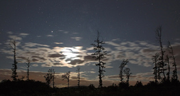 Holdkoszorú a Tejúttal és a Jupiterrel.