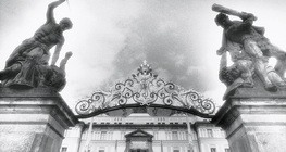 Díszes kapu a prágai várban, a Hradzsinban