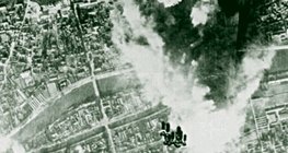 Szőnyegbombázás (légi felvétel)