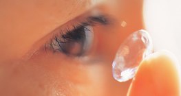 Kontaktlencse behelyezése