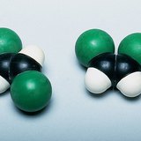 Space-filling model of trans- and cis-1,2-dichloroethene molecule