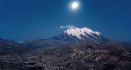 A holdfényben fürdő La Paz az Andok csúcsaival