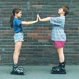 Az erők hatására mindketten elmozdulnak