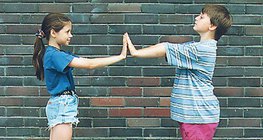 Az erők hatására mindketten elmozdulnak