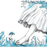 Lány lába lépés közben a hajnali nedves füveken