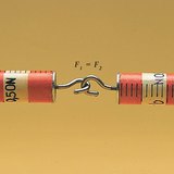 Széthúzáskor a két erőmérő egyenlő nagyságú erőt jelez