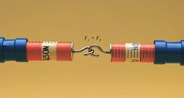 Széthúzáskor a két erőmérő egyenlő nagyságú erőt jelez