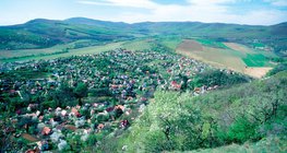 Falu egy középhegységben