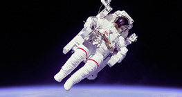 Bruce McCandless űrhajós az első bekötés nélküli űrsétán