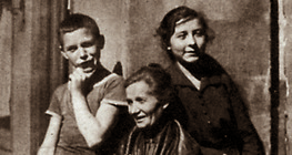 József Attila édesanyjával és Etel nővérével