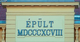 Római számok egy épület homlokzatán