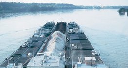 Teherhajók a Dunán