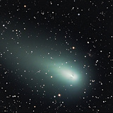 A Schwassmann–Wachmann-üstökös egyik darabja és a Gyűrűs-köd 