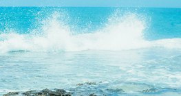 Partfalnál szétfröccsenő hullámok