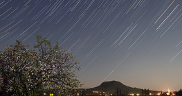 Csillagívek a Csobánc tanúhegyével 