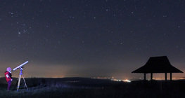 Dijete promatra zvijezdano nebo