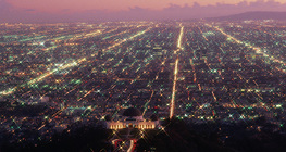 Los Angeles látképe előtérben a Griffith obszervatóriummal