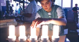 Fénycsövek ellenőrzése a General Electric nagykanizsai gyárában