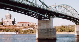 Az újjáépült Mária Valéria híd a szlovákiai Párkányt és Esztergomot köti össze