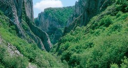 V keresztmetszetű völgy