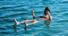 Fürdőző a Holt-tengerben