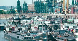 Teherhajók a csepeli szabadkikötőben