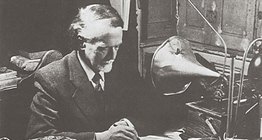 Kodály fonográffal ellenőrzi a dallamok lejegyzését