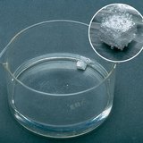 Etanol reagira s natrijem tijekom nastajanja vodikovog plina