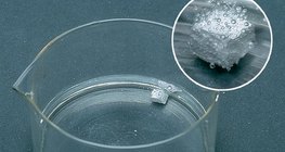 Az etanol nátriummal hidrogéngáz fejlődése közben reagál