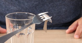 Lebdeći pribor za jelo