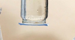 Víz a szájával lefelé fordított üvegben