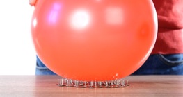 Léggömb rajzszegeken